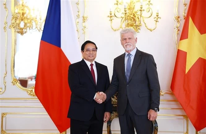 Le Premier ministre Pham Minh Chinh (gauche) rencontre le président de la République tchèque Petr Pavel. Photo: VNA