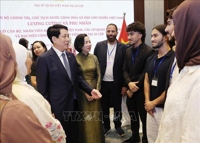 Le président vietnamien Luong Cuong et son épouse rencontrent des Vietnamiens résidant en Égypte. Photo: VNA