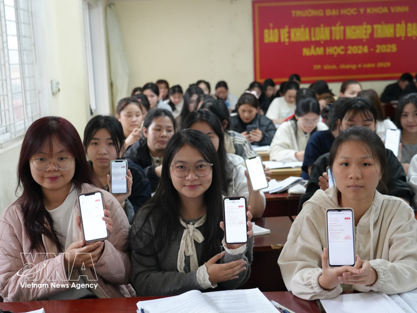 Toutes les informations des étudiants de l’Université de médecine de Vinh ont été mises à jour via l’application VNeID. Photo: VNA