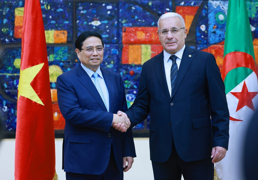 Le Premier ministre Pham Minh Chinh (gauche) rencontre le président de l'Assemblée populaire nationale d'Algérie, Ibrahim Boughali. Photo: VNA