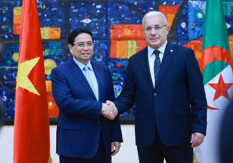 Le Premier ministre Pham Minh Chinh (gauche) rencontre le président de l'Assemblée populaire nationale d'Algérie, Ibrahim Boughali. Photo: VNA