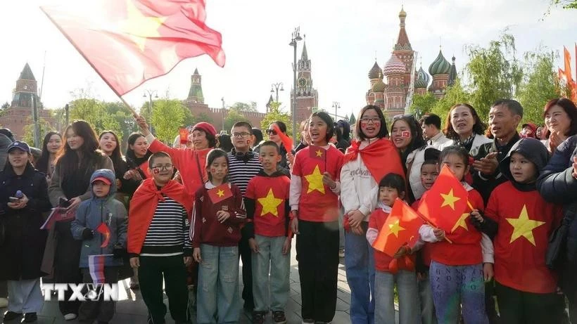 Pas moins de 500 Vietnamiens d'outre-mer se sont récemment rassemblés à Moscou pour accueillir la délégation militaire de leur pays. Photo: VNA