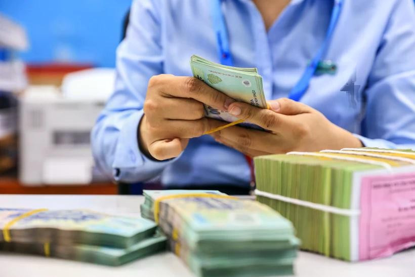 La Banque d'État assouplit la marge de crédit pour aider les entreprises à reprendre leur production et leurs activités. Photo : VietnamPlus