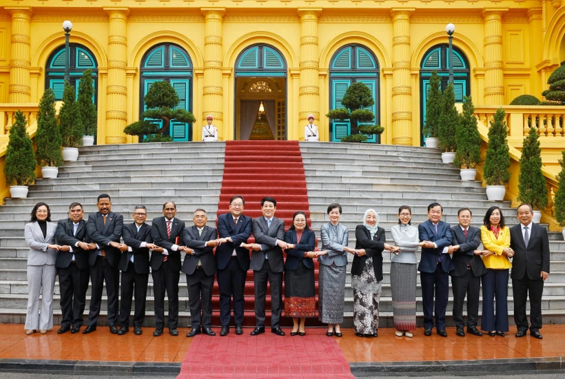 Le président Luong Cuong prend une photo avec les ambassadeurs et chargés d'affaires des pays de l'ASEAN et du Timor-Leste. Photo: VNA