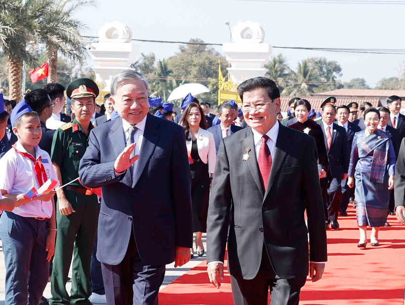Le secrétaire général Tô Lâm (à gauche) et le secrétaire général et président du Laos, Thongloun Sisoulith. Photo: VNA