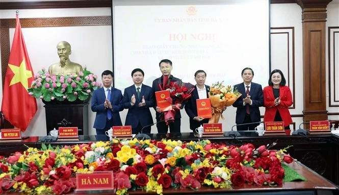 Des dirigeants de Ha Nam délivrent des certificats d'investissement à deux grands projets. Photo: VNA 