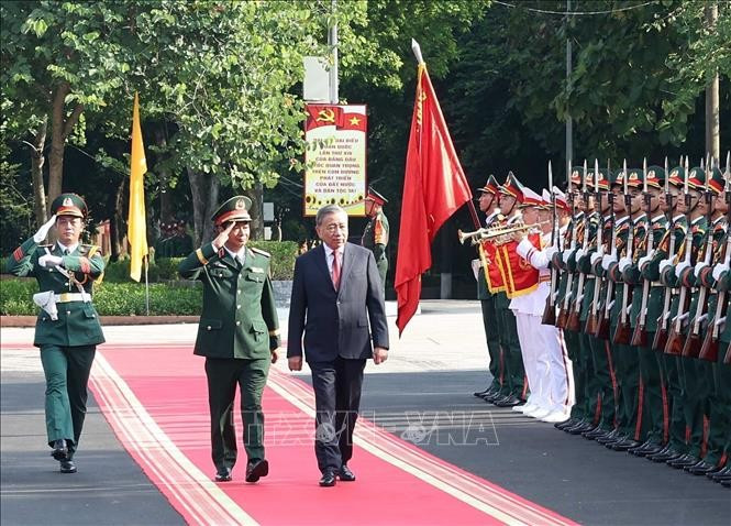 Le secrétaire général Tô Lâm passe en revue la garde d’honneur de l’Armée populaire du Vietnam. Photo: VNA