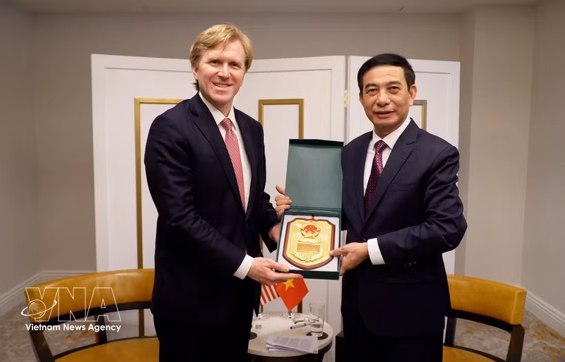 Le général Phan Van Giang, ministre vietnamien de la Défense (droite) et Elbridge A. Colby, sous-secrétaire américain à la Guerre chargé des politiques. Photo: VNA