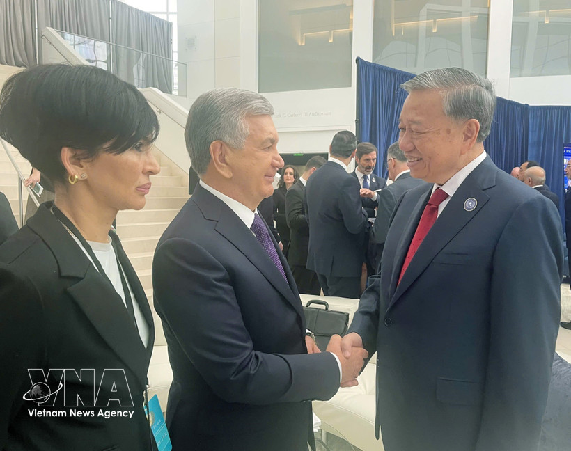 Le secrétaire général du Parti communiste du Vietnam, To Lam (droite) rencontre le président de l’Ouzbékistan, Shavkat Mirziyoyev. Photo: VNA