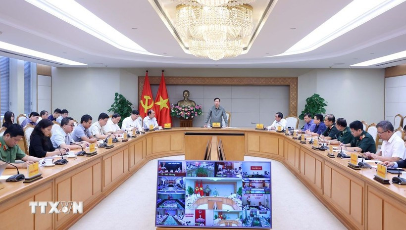 Le vice-Premier ministre Trân Hông Hà s'exprime lors d'une réunion tenue le matin du 20 juillet à Hanoï avec les ministères, secteurs et localités concernés pour faire face au typhon n°3. Photo: VNA