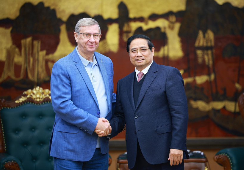 Le Premier ministre Pham Minh Chinh (droite) et Vladimir Evtouchenkov, fondateur d'AFK Sistema. Photo: VNA