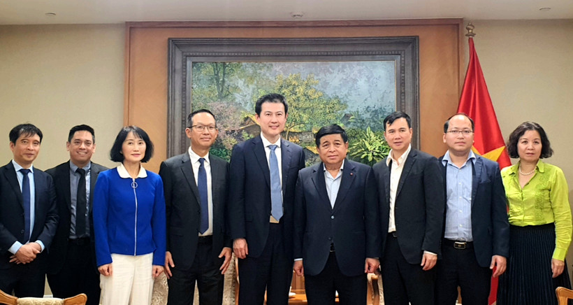 Le vice-Premier ministre Nguyên Chi Dung (4e de droite à gauche) prend la photo avec la délégation de Qualcomm. Photo: VNA