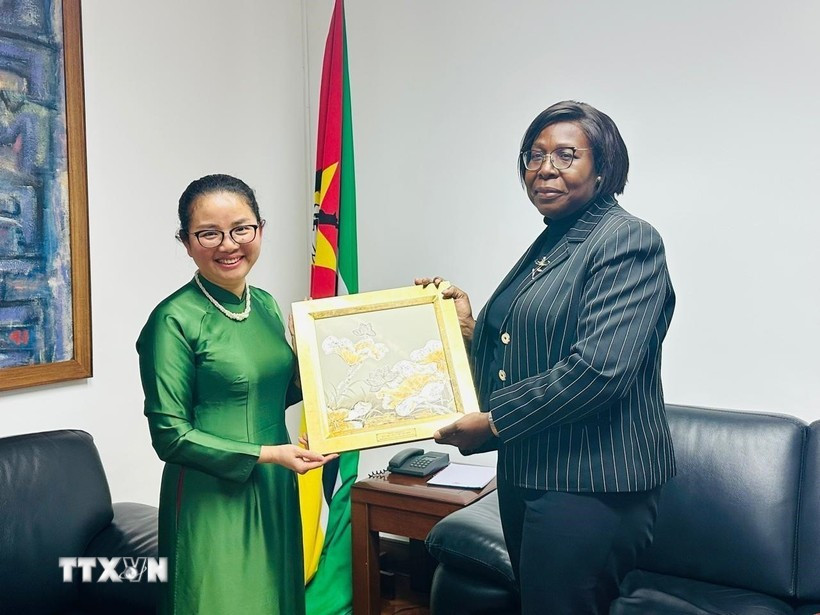 L'ambassadrice du Vietnam au Mozambique, Trân Thi Thu Thin (gauche) est allée saluer la Première ministre mozambicaine, Maria Benvinda Delfina Levi. Photo: VNA