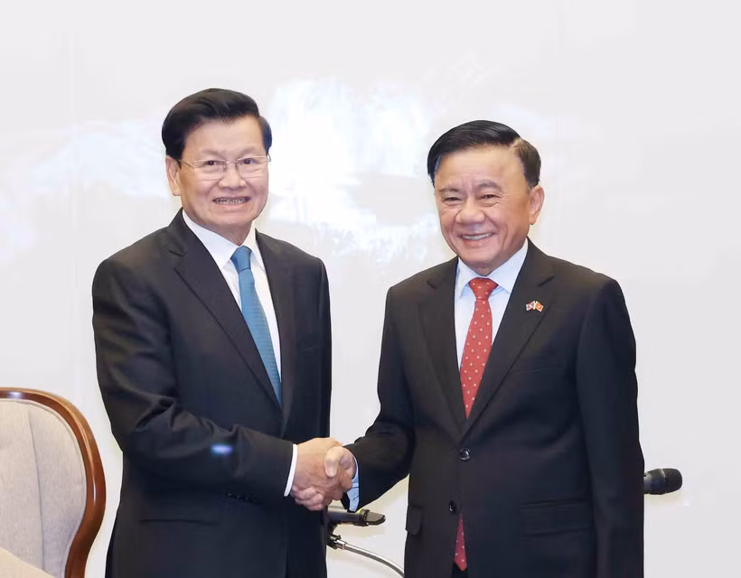 Tran Cam Tu, membre du Bureau politique et membre permanent du Secrétariat du Comité central du Parti (droite) et le secrétaire général du Parti populaire révolutionnaire lao (PPRL) et président lao, Thongloun Sisoulith. Photo: VNA