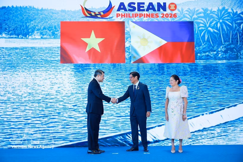 Le président philippin Ferdinand Romualdez Marcos Jr., président de l’ASEAN pour l’année 2026, accueille le Premier ministre vietnamien Le Minh Hung (gauche), à l’occasion du 48e Sommet de l’ASEAN. Photo: VNA 