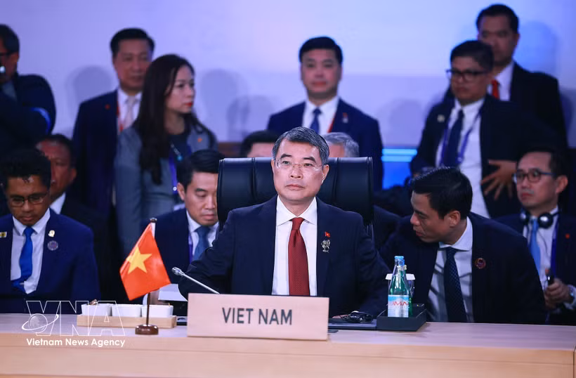 Le Premier ministre Le Minh Hung à la séance plénière du 48e sommet de l'ASEAN. Photo: VNA