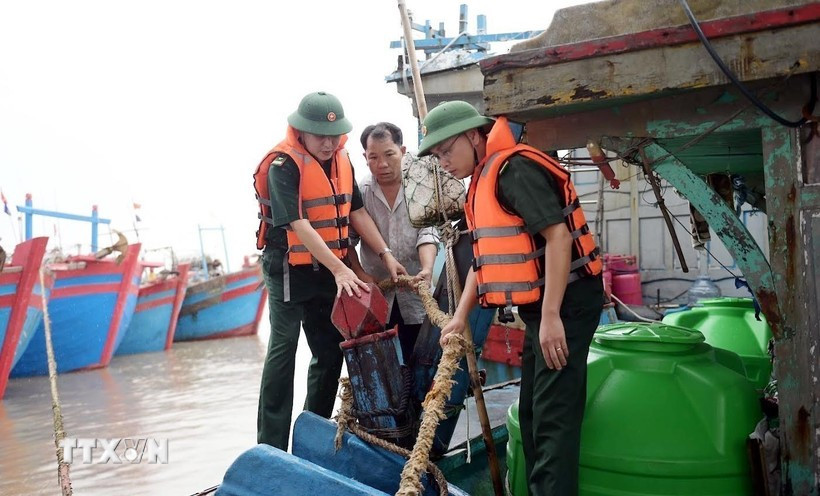 Les autorités aident les pêcheurs de la commune de Hai Thinh (Ninh Binh) à faire face au typhon. Photo: VNA