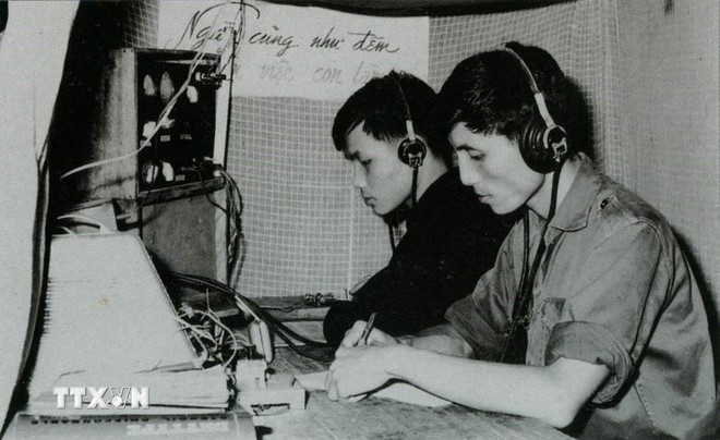 Un télégraphiste de la section B8, de l'Agence de presse de libération en train d’émettre et de recevoir des dépêches. Photo: VNA