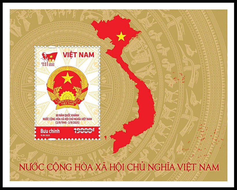 L'échantillon de bloc-feuillet représente l'emblème national de la République socialiste du Vietnam et une carte du pays.