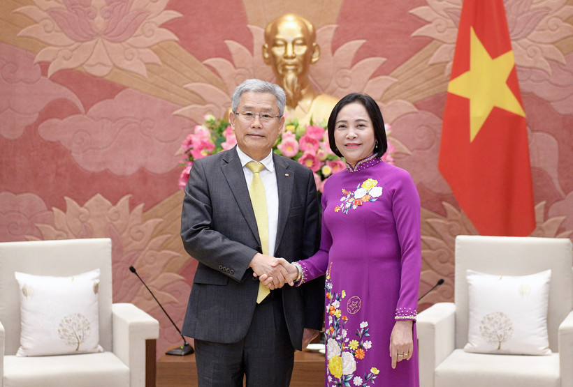 La vice-présidente de l'Assemblée nationale (AN) Nguyên Thi Thanh et le président-directeur général de Korea Electric Power Corporation (KEPCO) Kim Dong Cheol. Photo: VNA