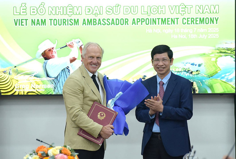 Le vice-ministre de la Culture, des Sports et du Tourisme, Hô An Phong, remet la décision de reconduire Greg Norman, en tant qu'ambassadeur du tourisme du Vietnam pour la période 2025-2030. Photo: TITC