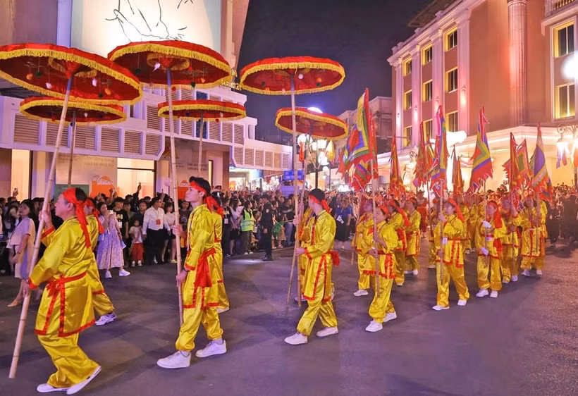 Défilé de rue lors du Festival de design créatif. Photo: hanoimoi.vn