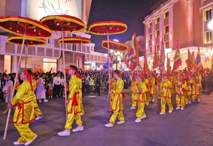 Défilé de rue lors du Festival de design créatif. Photo: hanoimoi.vn