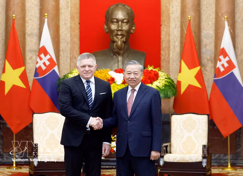 Le secrétaire général du Parti et président de la République To Lam (droite) et le Premier ministre slovaque, Robert Fico. Photo: VNA