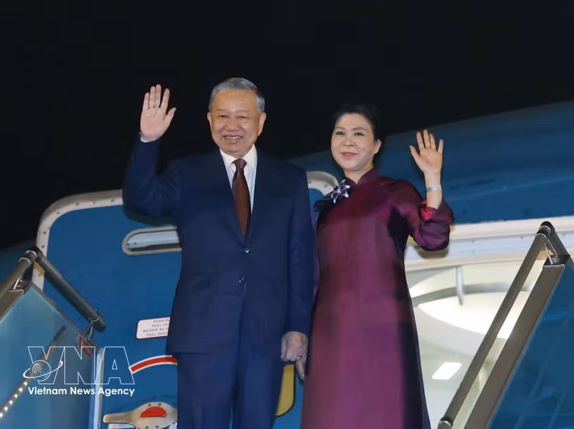 Le secrétaire général du Parti communiste du Vietnam et président de la République To Lam et son épouse. Photo: VNA