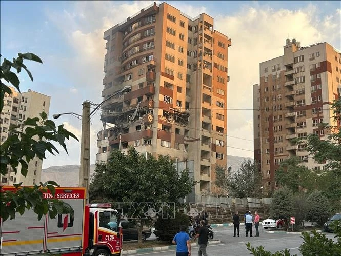Un bâtiment détruit après une frappe aérienne israélienne sur Téhéran, la capitale iranienne, le 13 juin 2025. Photo : AA/VNA