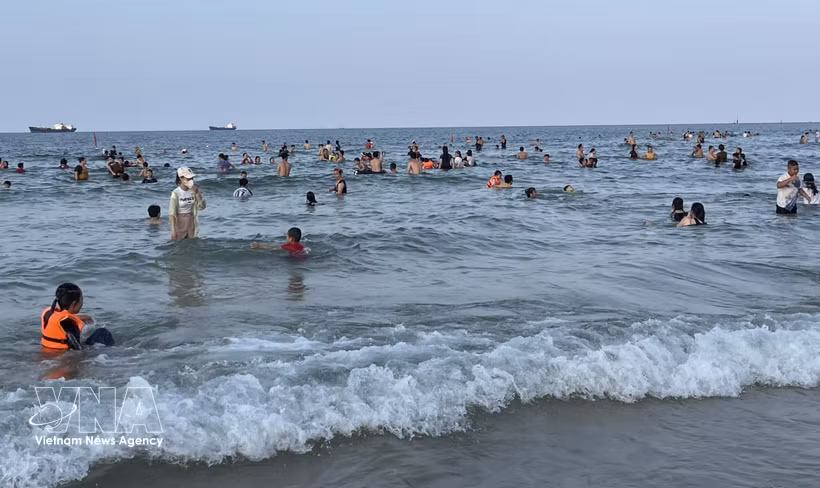 La plage de Cua Viet devient une destination idéale pour les habitants et les touristes à l’occasion des jours fériés. Photo: VNA