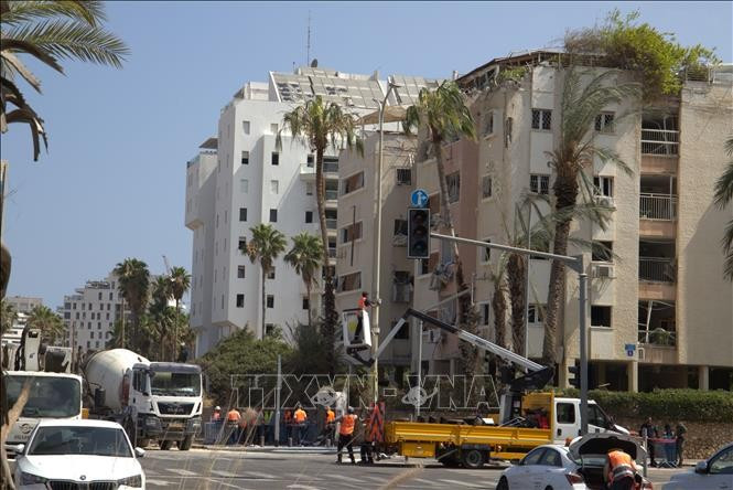 Un bâtiment dans la rue Levy Eshkol (Tel Aviv) a été détruit par un missile au petit matin du 16 juin 2025. Photo : VNA
