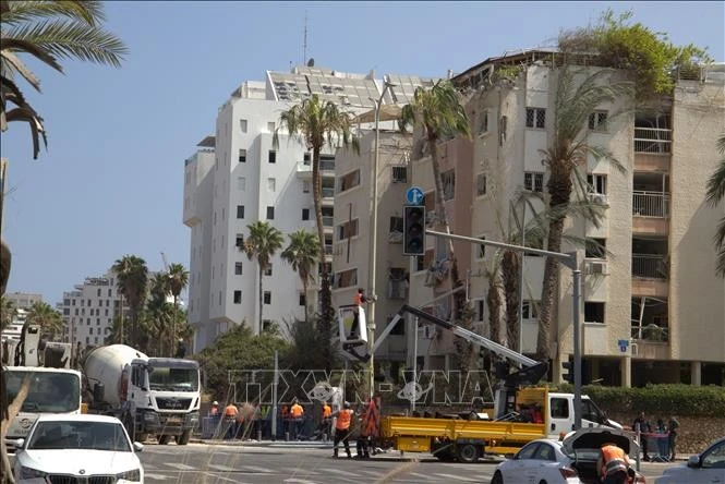 Un bâtiment dans la rue Levy Eshkol (Tel Aviv) a été détruit par un missile au petit matin du 16 juin 2025. Photo : VNA