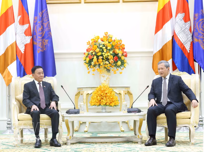 Tran Cam Tu, membre du Bureau politique et permanent du Secrétariat du Parti communiste du Vietnam (gauche) et le Premier ministre cambodgien Hun Manet. Photo: VNA
