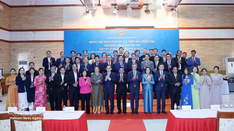 Lors de la rencontre avec des représentants de la communauté vietnamienne au Cambodge. Photo: VNA
