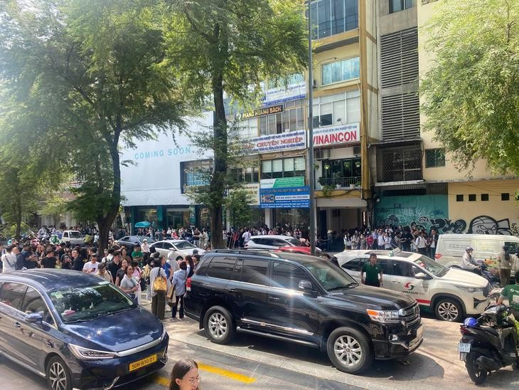 De nombreux bâtiments à Hô Chi Minh-Ville et à Hanoï ont tremblé après un séisme survenu au Myanmar, obligeant les employés des immeubles élevés à courir dehors. Photo: journal Tuoi Tre