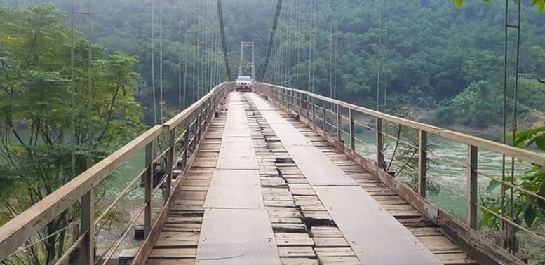 Plusieurs ponts suspendus connaissent une dégradation préoccupante, menaçant la sécurité des usagers. Photo: baochinhphu.vn