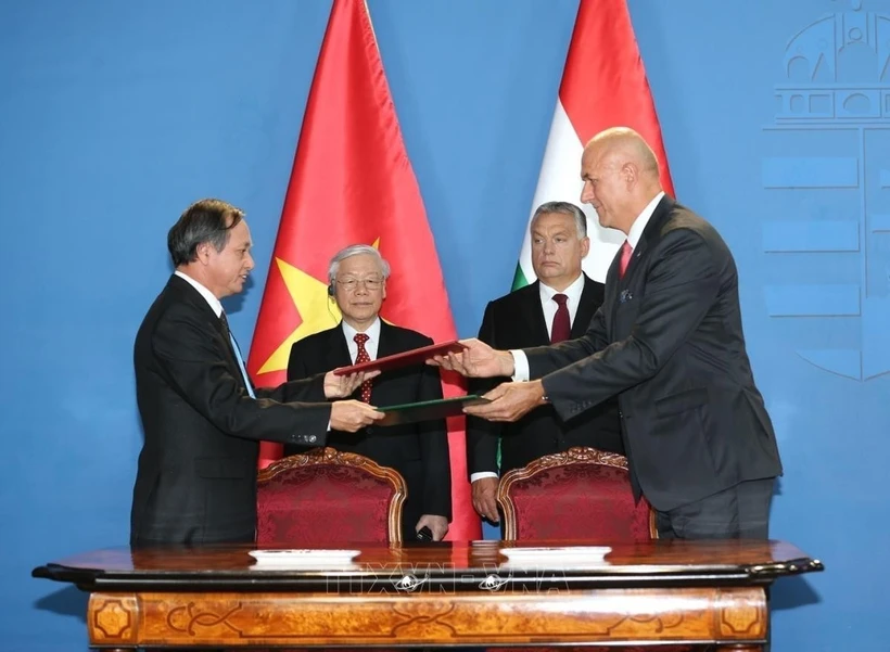 En 2018, le secrétaire général du Parti Nguyên Phu Trong et le Premier ministre hongrois Viktor Orbán assistent à la cérémonie de signature d’un mémorandum d’accord entre l’Association hongroise du secteur de l’eau et le Comité populaire de la province de Thanh Hoa concernant un projet d’approvisionnement en eau potable dans cette province. Photo: VNA