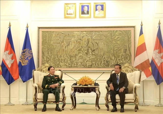 Le chef d'état-major général de l'Armée populaire du Vietnam et vice-ministre de la Défense Nguyên Tân Cuong (gauche) et le président du Parti du peuple cambodgien (PPC) et président du Sénat cambodgien, Samdech Techo Hun Sen. Photo: VNA