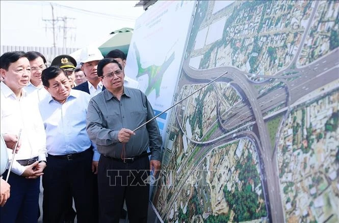 Le Premier ministre Pham Minh Chinh inspecte la construction de l'intersection Tan Van du projet de la 3e rocade de Hô Chi Minh-Ville (tronçon traversant la province de Binh Duong). Photo: VNA