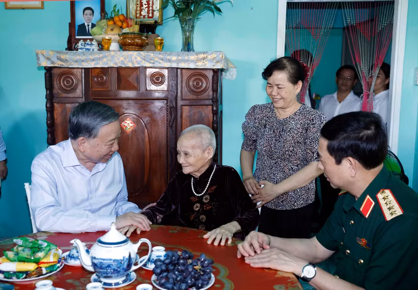 Le secrétaire général du Parti et président de la République, To Lam, rend visite à la vietnamienne héroïque, Huynh Thi Lo. Photo: VNA