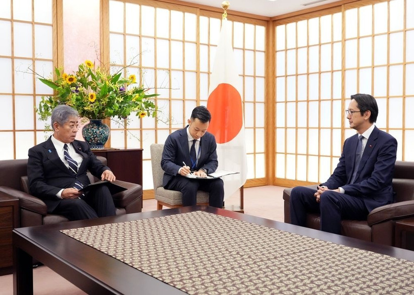 L'ambassadeur Dô Hùng Viêt, chef de la Mission permanente du Vietnam auprès des Nations unies rencontre le ministre japonais des Affaires étrangères Iwaya Takeshi. 