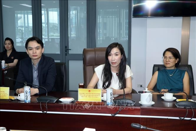 Rachel Isenschmid, secrétaire générale du Forum économique Suisse-Vietnam (SVEF) lors d'une séance de travail avec le Comité populaire de la province de Vinh Long le 17 juillet 2025. Photo: VNA