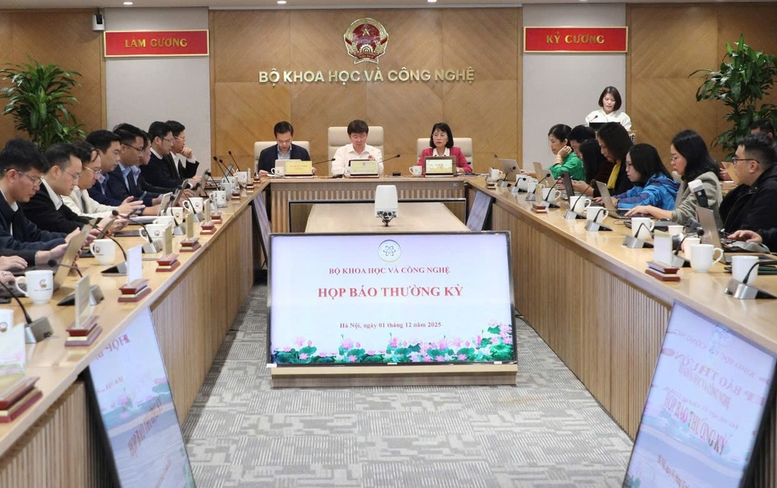 Lors du point de presse régulier du ministère des Sciences et des Technologies, le 1er décembre. Photo : baochinhphu.vn