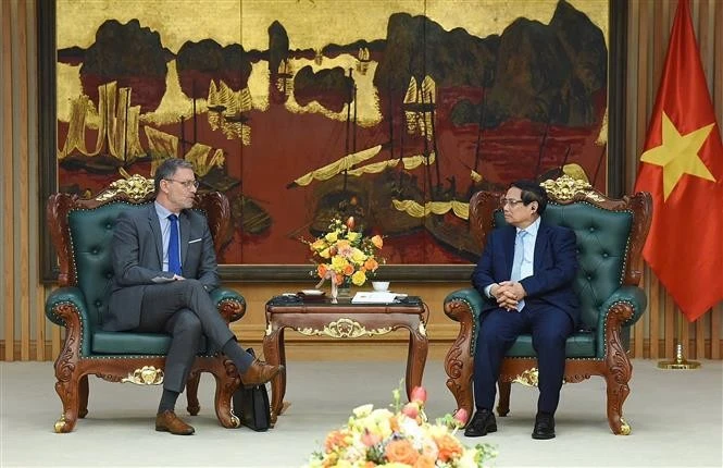 Le Premier ministre Pham Minh Chinh (gauche) et l'ambassadeur de France au Vietnam, Olivier Brochet. Photo: VNA