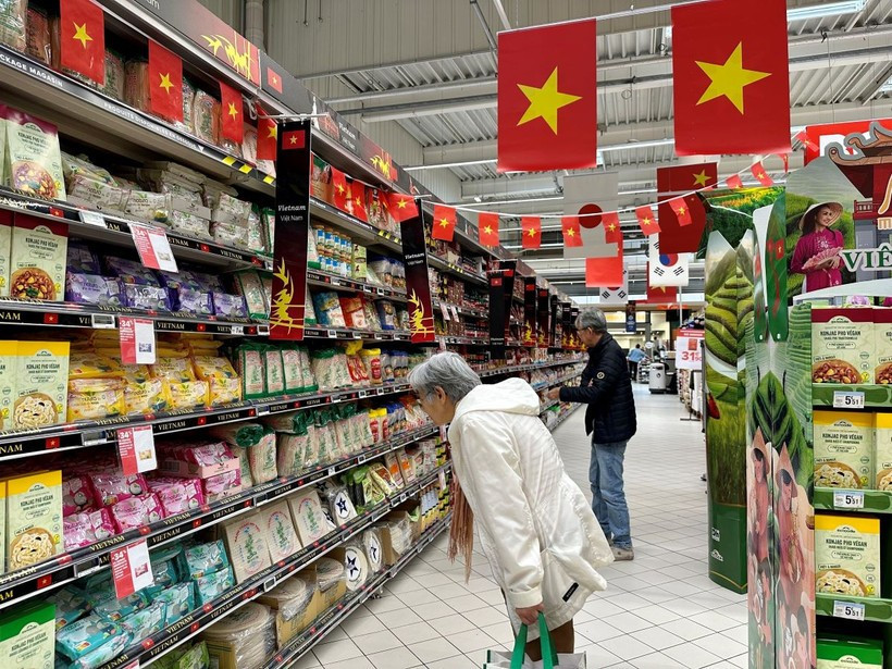 Des produits vietnamiens vendus au supermarché français. Photo: VNA