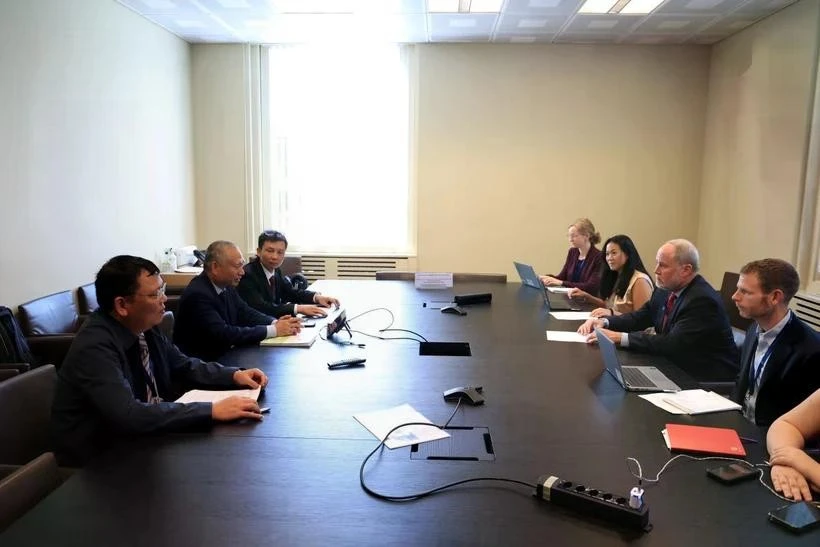 La délégation vietnamienne à une réunion bilatérale avec des représentants de la délégation américaine. Photo: VNA