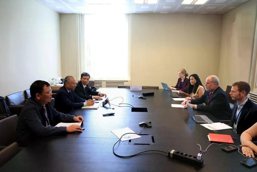 La délégation vietnamienne à une réunion bilatérale avec des représentants de la délégation américaine. Photo: VNA