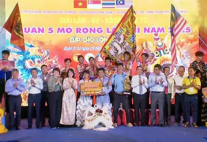 L'équipe "Miếu Bảy Bà" d'An Giang remporte le premier prix de la danse du lion sur poteaux. Photo: VNA