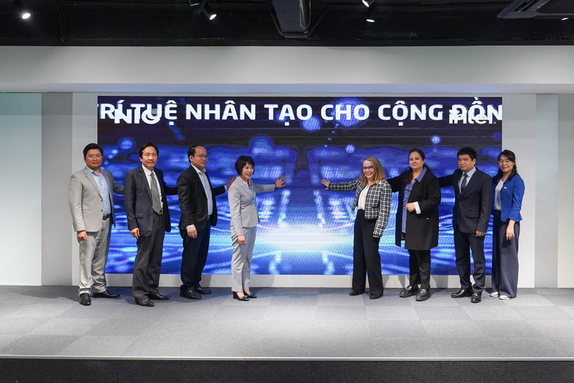 Les délégués appuient sur le bouton pour lancer le programme "AI for All". Photo: hanoimoi.com.vn